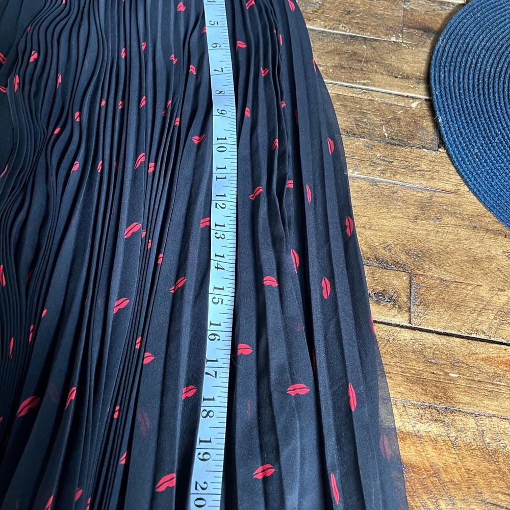 Elegant Black Maxi Skirt with Red Lip Pattern - Picture 7 of 7